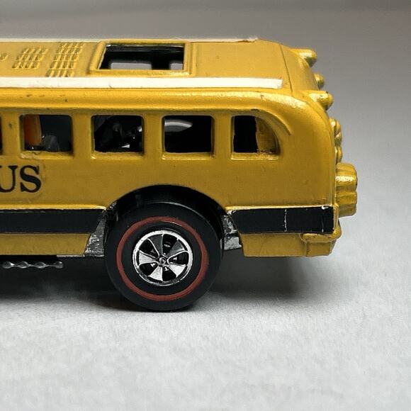 Hot Wheels Redline 1970 S’Cool Bus Yellow Near Mint w/ Button Heavyweights - Picture 13 of 16